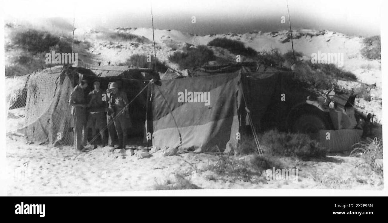 Personale dell'esercito britannico che conduceva operazioni e manovre nel deserto occidentale, in Nord Africa, durante la guerra. Foto Stock