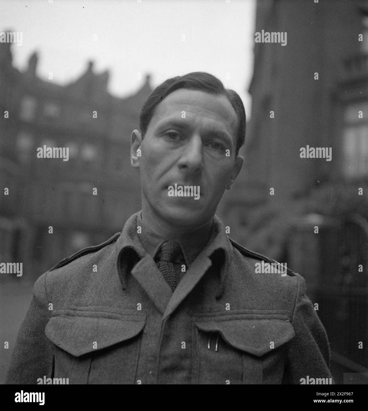 Ritratti di corrispondenti di guerra fotografati da Cyril Ray per la BBC, mettendo in evidenza i giornalisti che coprono conflitti militari e riportavano da prima linea durante i periodi di guerra. Foto Stock