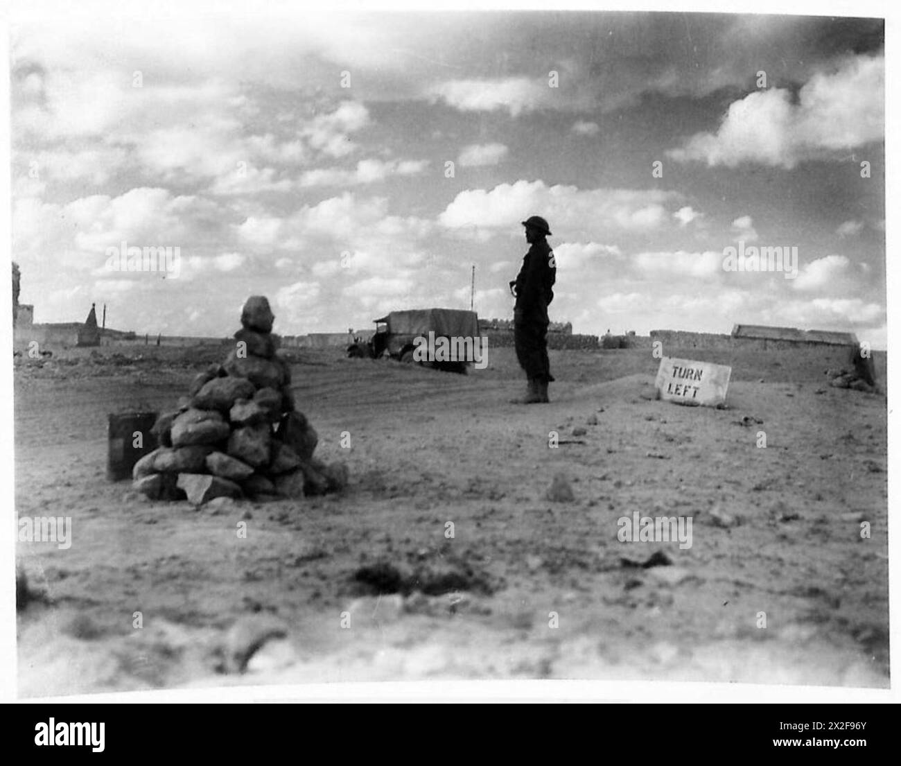La polizia militare opera a Derna, Libia, svolgendo compiti dopo che le unità dell'esercito britannico hanno messo in sicurezza l'area. Foto Stock