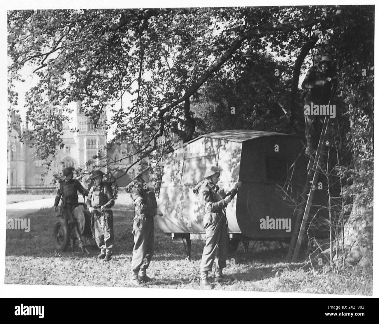 Durante un'esercitazione militare, i segnalatori dell'esercito britannico installarono cavi telefonici di campo per comunicare con il quartier generale nazista come parte dell'addestramento operativo. Foto Stock