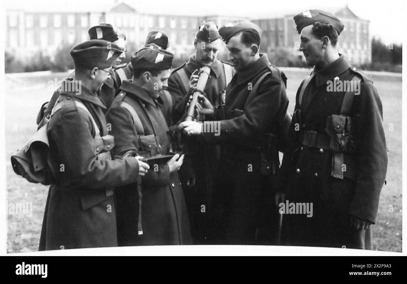 I cadetti di Camberley sono mostrati in addestramento, esaminando e maneggiando un mortaio da 2 pollici come parte della loro istruzione militare. Foto Stock