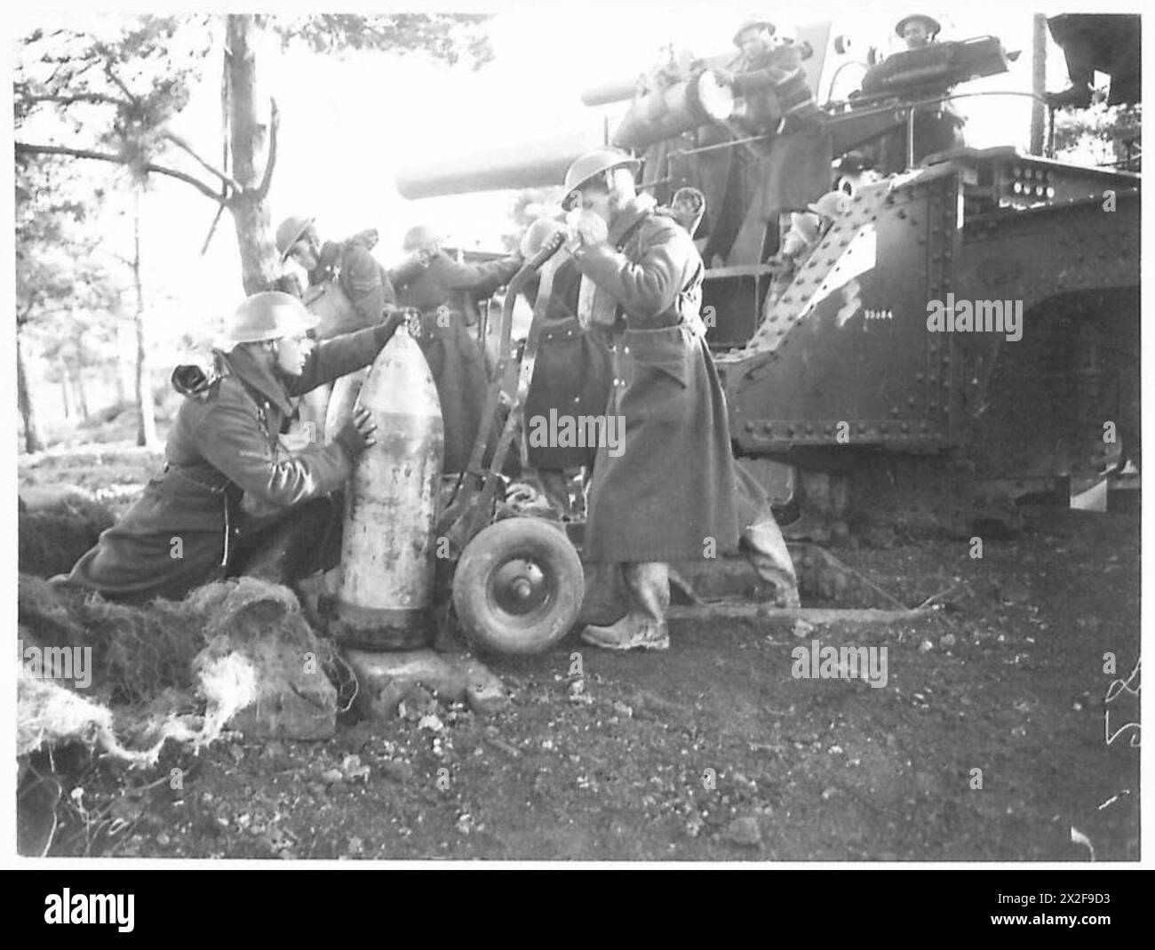 Il personale dell'esercito britannico gestisce e trasporta i proiettili di artiglieria, un compito noto come "allevare i proiettili", durante i preparativi operativi. Foto Stock Il personale dell'esercito britannico gestisce e trasporta i proiettili di artiglieria, un compito noto come "allevare i proiettili", durante i preparativi operativi. Foto Stock