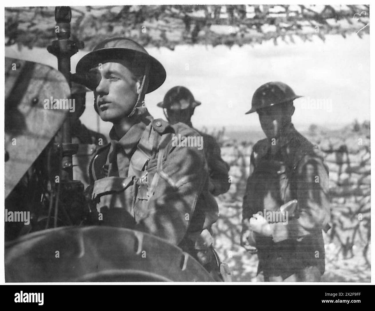 Il personale dell'esercito britannico prepara proiettori e apparecchiature di illuminazione per potenziali operazioni militari contro le ex forze nemiche. Foto Stock