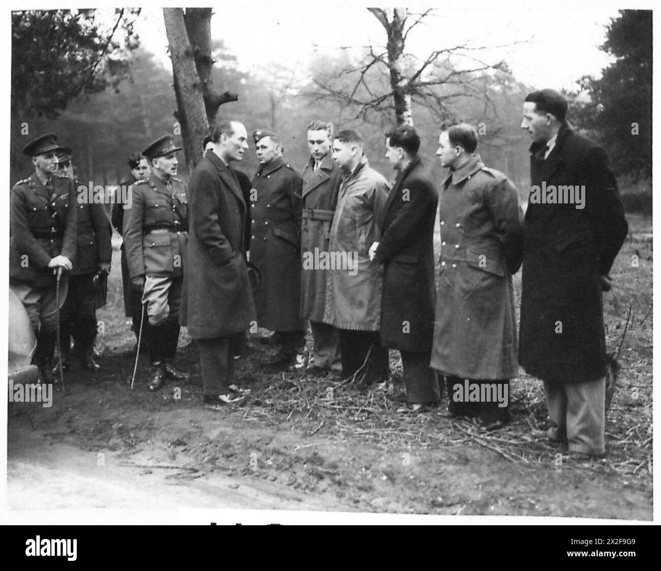 Il Ministro della Guerra parla con le reclute della R.A.S.C. in una scuola guida dove si sottopongono a test e addestramento per diventare piloti dell'esercito. Foto Stock