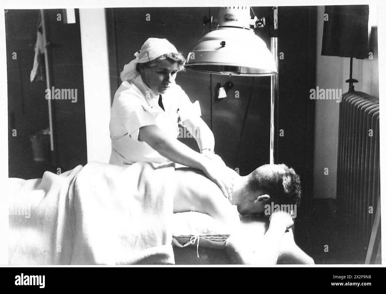 Un paziente del St. Hugh's College di Oxford riceve un trattamento medico che include la terapia termica e il massaggio fornito dall'esercito britannico. Foto Stock