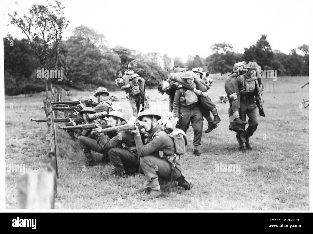 TRUPPE NORVEGESI IN ADDESTRAMENTO - fanti in azione che coprono un gruppo di compagni feriti che si dirigono verso un pronto soccorso Post British Army Foto Stock