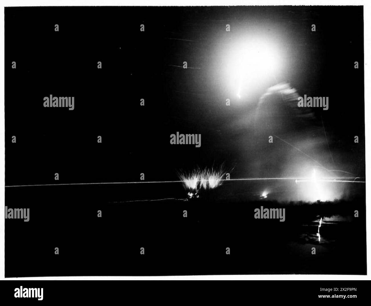 Le fotografie mostrano le truppe dell'esercito britannico e la Guardia interna che conducono un'esercitazione notturna con proiettili traccianti e cariche esplosive che creano percorsi di luce visibile. Foto Stock
