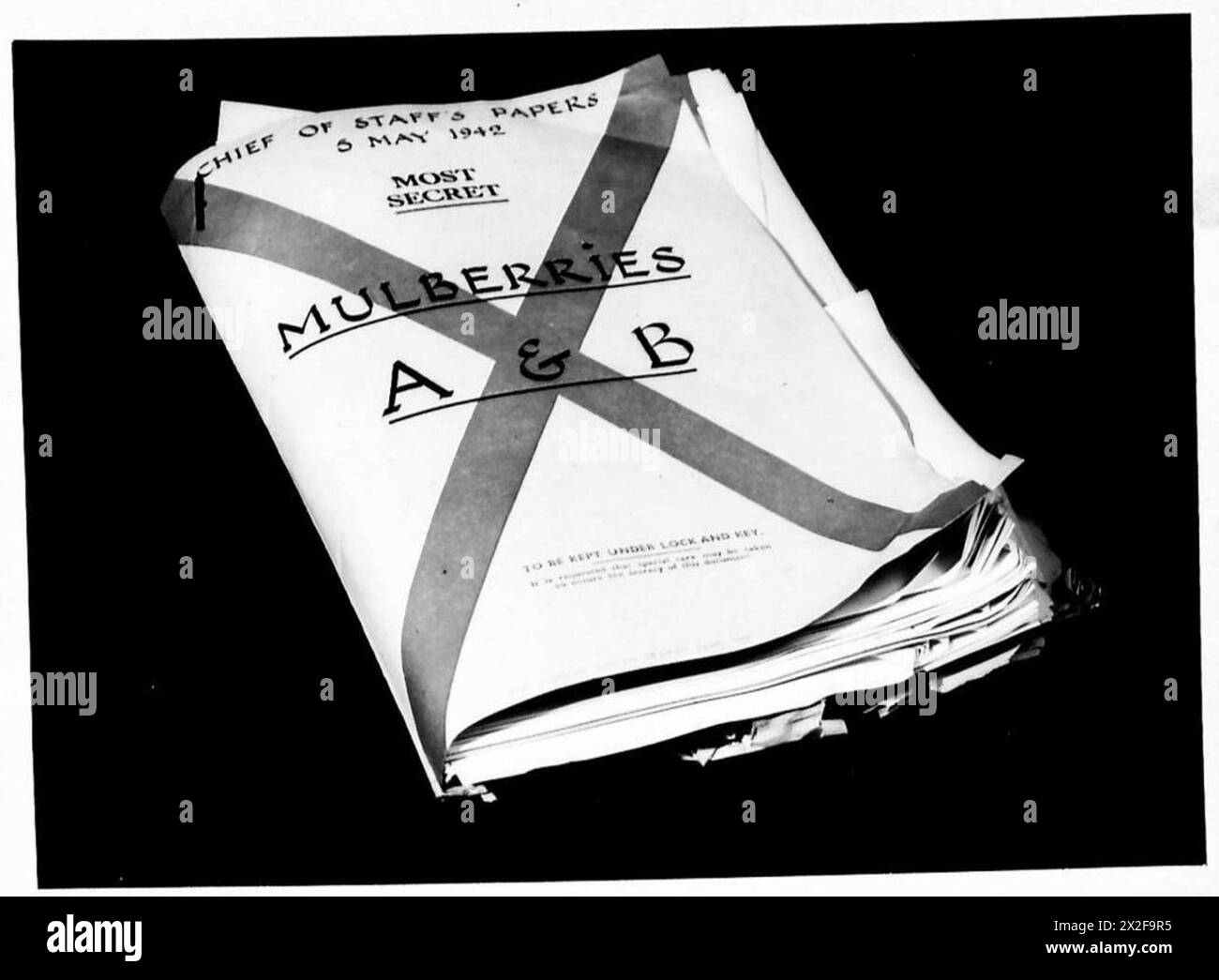 Fotografia dei documenti del Capo di Stato maggiore datati 5 maggio 1942, riguardanti i porti prefabbricati "A" e "B" di Mulberry destinati alla costa della Normandia dopo l'invasione alleata. Foto Stock