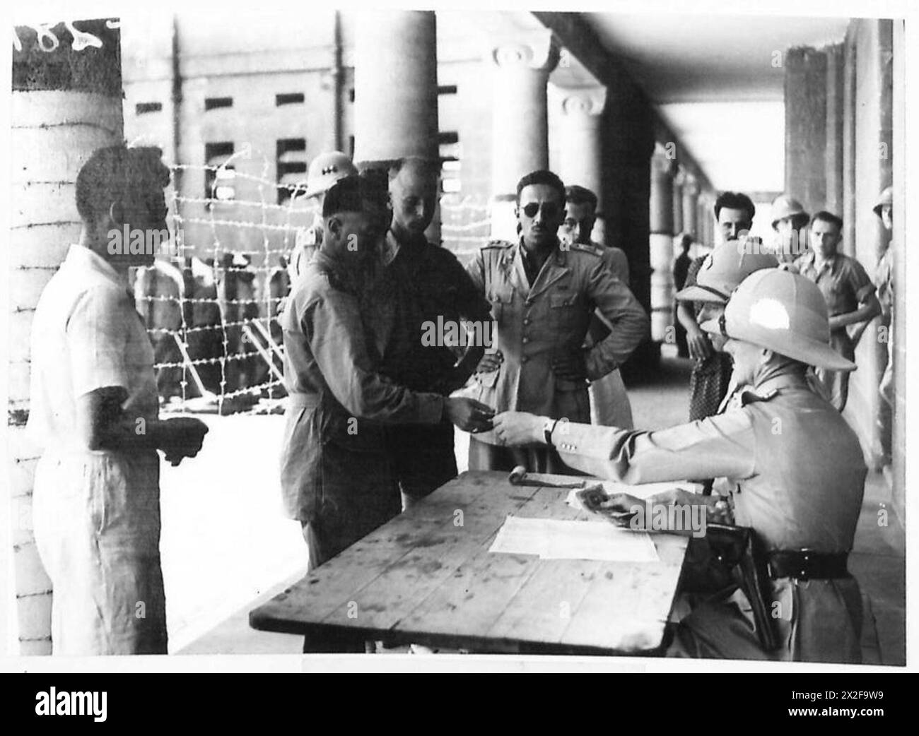I prigionieri ufficiali italiani ricevono il pagamento dall'esercito britannico, documentando la gestione dei prigionieri e la distribuzione finanziaria durante la seconda guerra mondiale Foto Stock