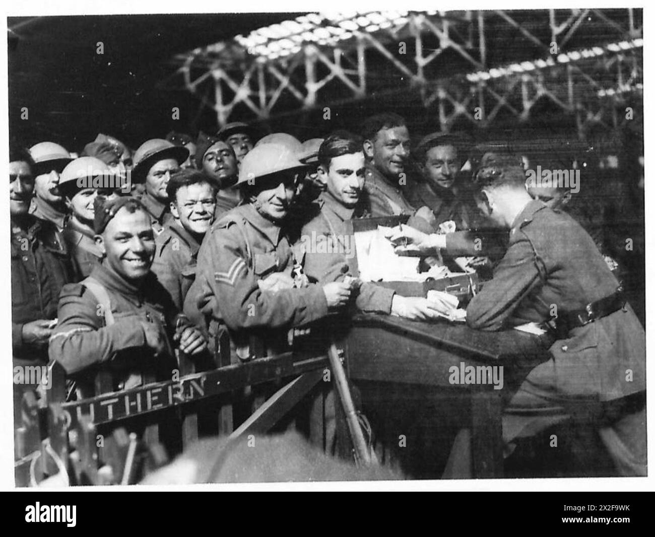 Il personale della British Expeditionary Force sbarcò a Southampton, scambiando il francese con la valuta inglese nei capannoni, illustrando le procedure amministrative, logistiche e finanziarie durante il ridispiegamento. Foto Stock