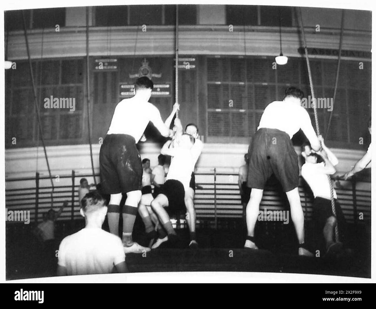 I cadetti si sottopongono ad addestramento fisico e militare nella palestra di Camberley sotto l'esercito britannico. Foto Stock