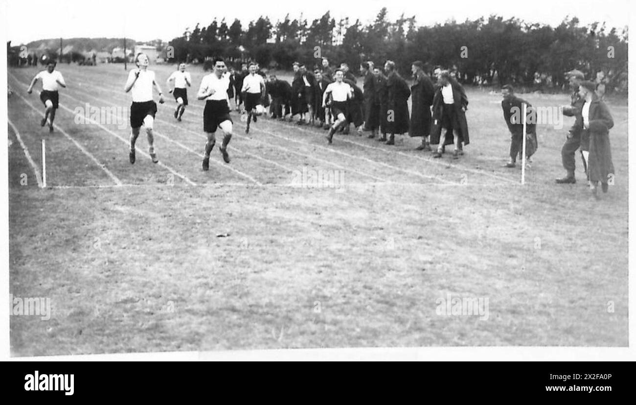 Gli uomini dell'esercito britannico gareggiano in una gara da 100 yard come parte di attività atletiche progettate per migliorare la forma fisica, la resistenza e il lavoro di squadra tra i soldati. Foto Stock