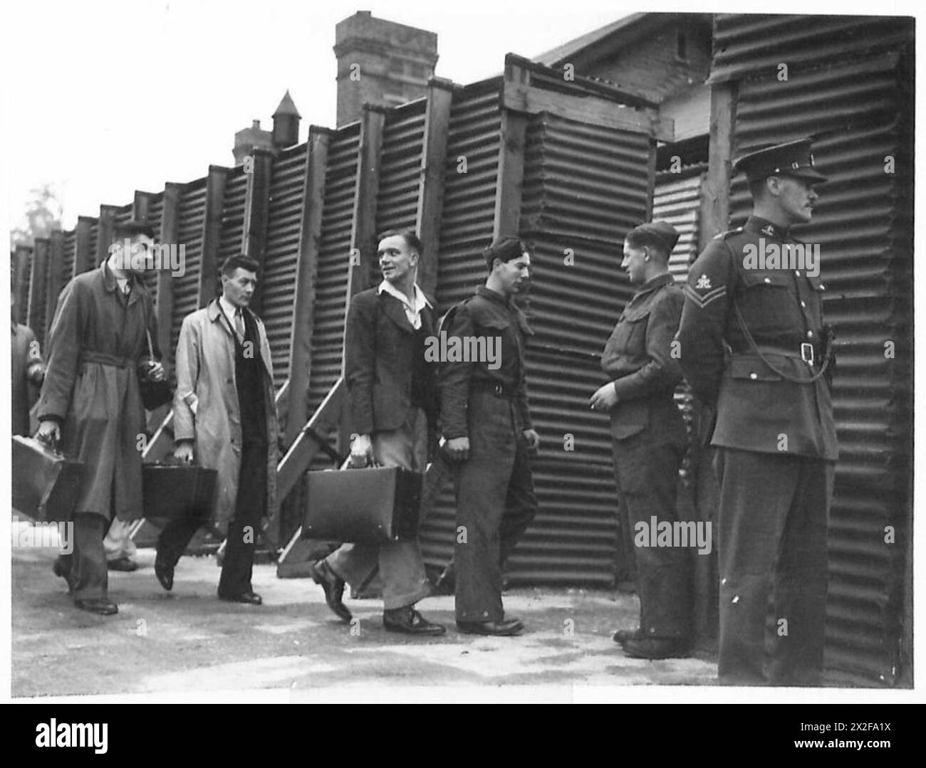 Il signor Langley arriva in un centro di addestramento militare per fare rapporto per il suo dovere, segnando la sua transizione da civile a soldato, illustrando i processi di orientamento e reclutamento. Foto Stock Il signor Langley arriva in un centro di addestramento militare per fare rapporto per il suo dovere, segnando la sua transizione da civile a soldato, illustrando i processi di orientamento e reclutamento. Foto Stock