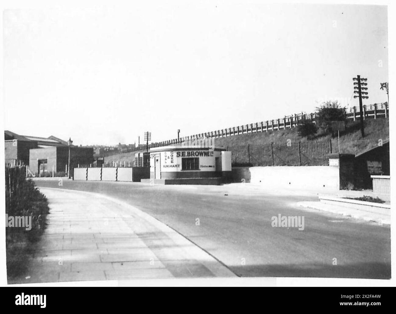 I punti di forza difensivi mimetizzati vengono stabiliti a Park Royal durante i preparativi in tempo di guerra. Foto Stock