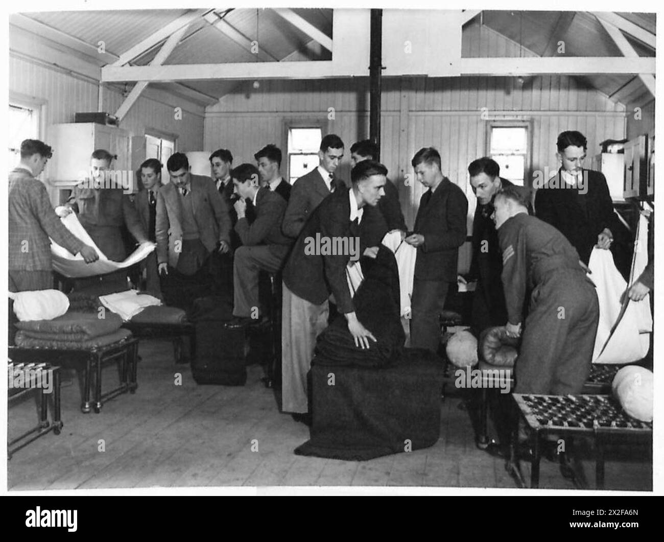 Le reclute, tra cui il soldato Langley, ricevettero kit militari e furono istruite nelle procedure di lettiera del British Army e nelle routine quotidiane per adattarsi alla vita dei soldati. Foto Stock Le reclute, tra cui il soldato Langley, ricevettero kit militari e furono istruite nelle procedure di lettiera del British Army e nelle routine quotidiane per adattarsi alla vita dei soldati. Foto Stock