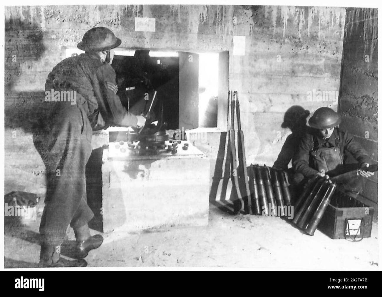 Una posizione difensiva dell'esercito britannico che mostra un posto di guardia e la bocca di un cannone usato per le operazioni di difesa stradale in Gran Bretagna durante la guerra. Foto Stock