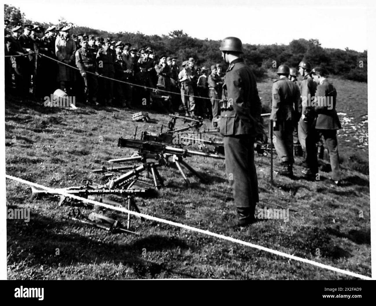 DIMOSTRAZIONE DI ARMI E TATTICHE TEDESCHE - ufficiali che assistono alla manifestazione, British Army Foto Stock