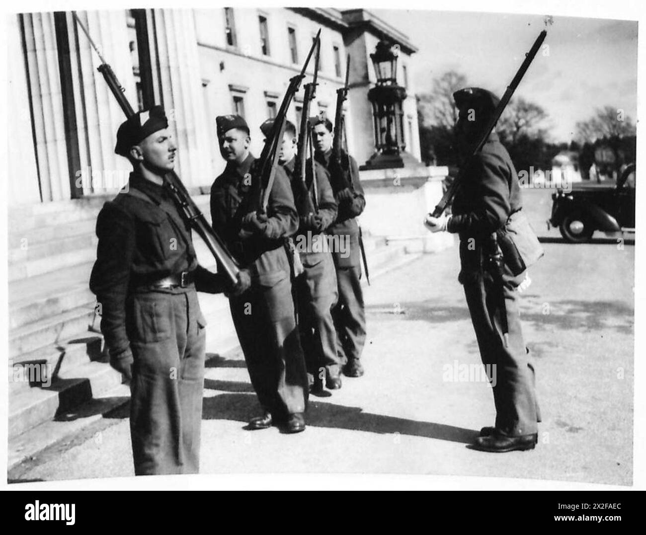 I cadetti vengono mostrati mentre maneggiano la guardia come parte dei loro esercizi di addestramento con l'esercito britannico. Foto Stock