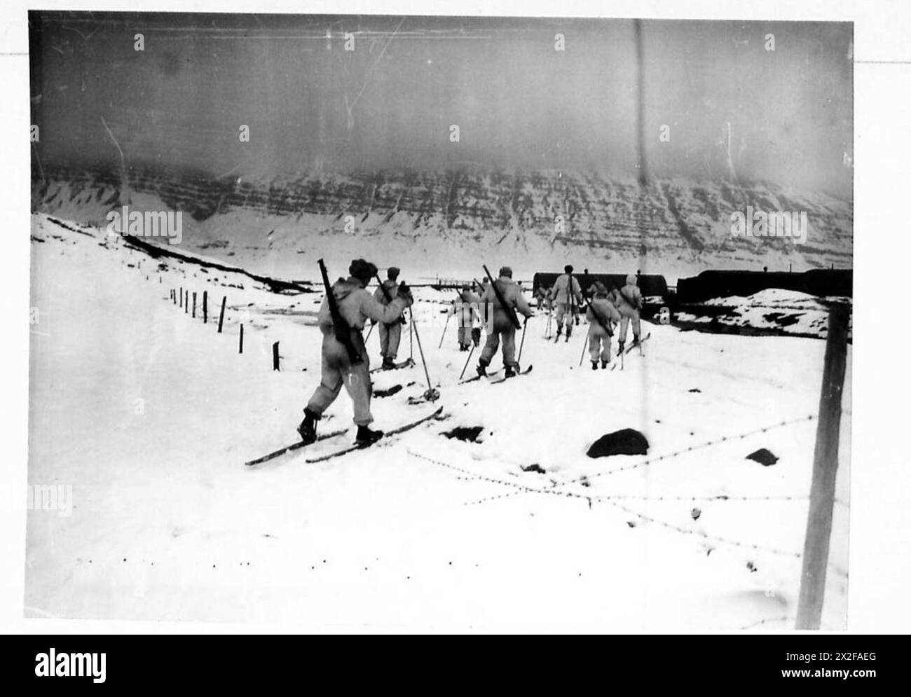 Le truppe del King's Own Yorkshire Light Infantry (K.O.Y.L.I.) conducono una pattuglia sciistica a Budareyi, in Islanda, come parte delle operazioni dell'esercito britannico. Foto Stock