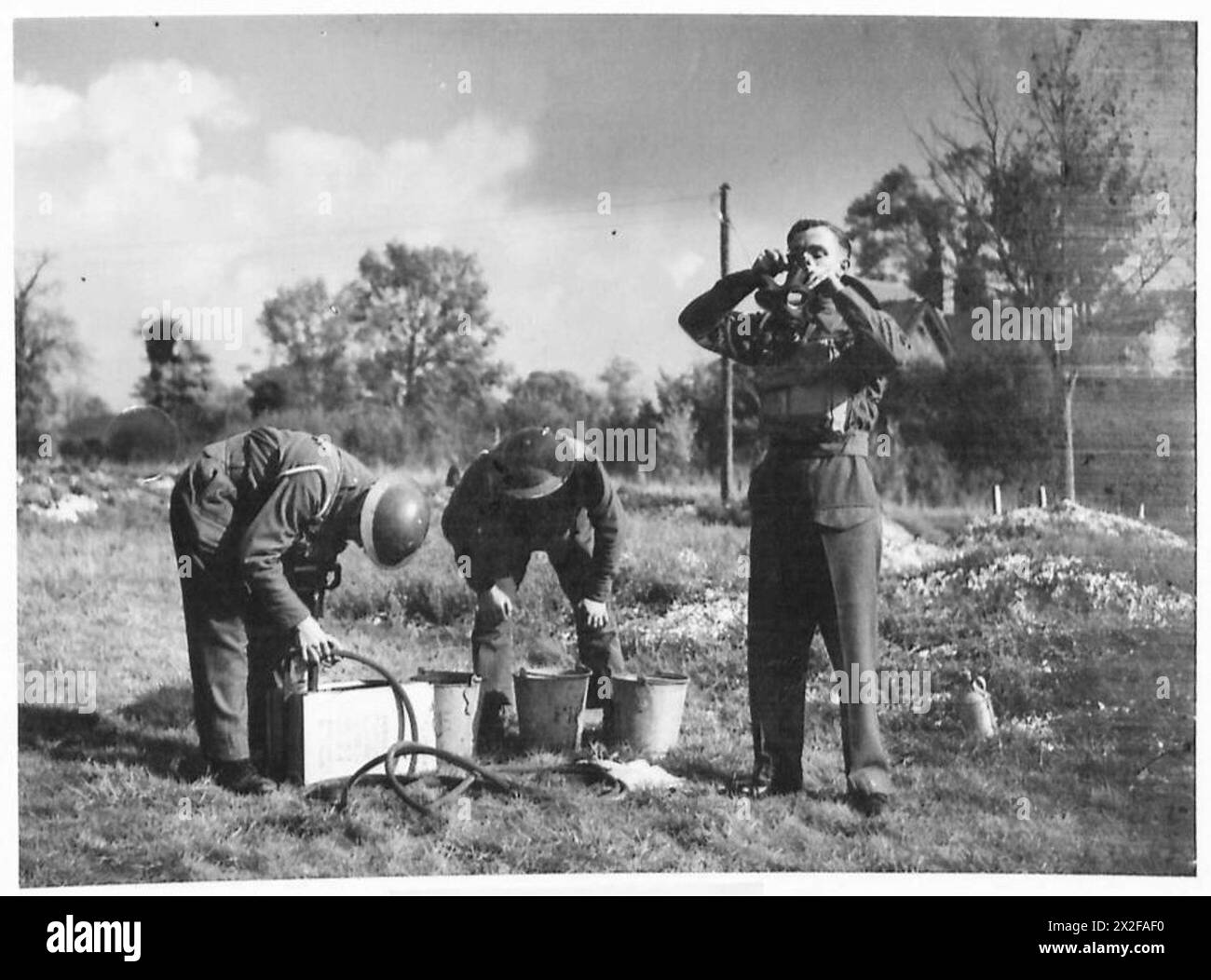 Langley privato si allena con una maschera a gas e una pompa a staffa per gestire le bombe incendiarie come parte della sua preparazione per unirsi a un equipaggio di carri armati nell'esercito britannico. Foto Stock Langley privato si allena con una maschera a gas e una pompa a staffa per gestire le bombe incendiarie come parte della sua preparazione per unirsi a un equipaggio di carri armati nell'esercito britannico. Foto Stock