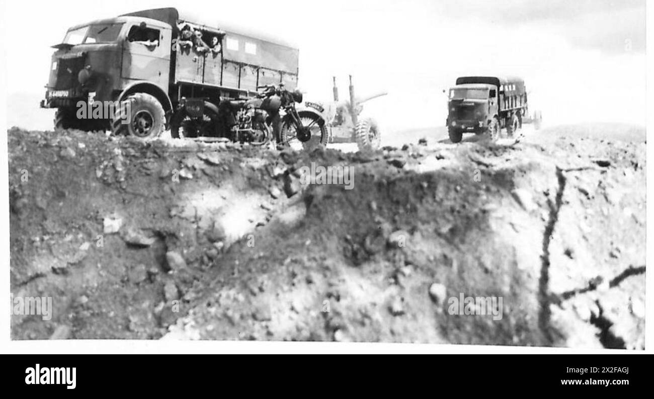 Gli obici vengono trasportati sulla strada verso una posizione di tiro, British Army. Foto Stock