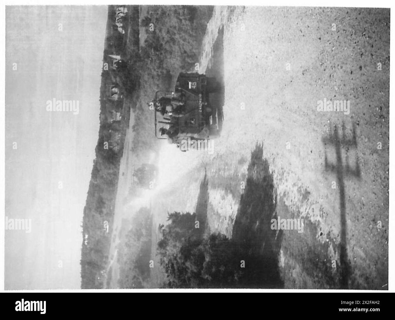 Una sezione di mitragliatrice del 2nd Royal Northumberland Fusiliers posizionata su una strada durante le operazioni dell'esercito britannico. Foto Stock