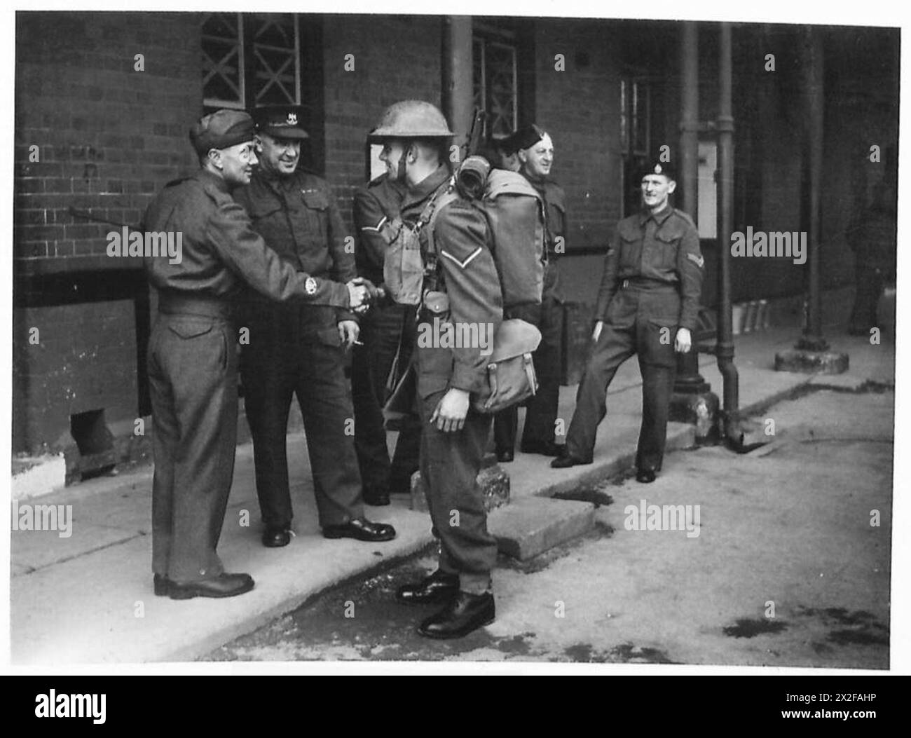 Il sergente maggiore stringe la mano al caporale Langley, segnando la sua transizione da civile a soldato nell'esercito britannico. Foto Stock Il sergente maggiore stringe la mano al caporale Langley, segnando la sua transizione da civile a soldato nell'esercito britannico. Foto Stock