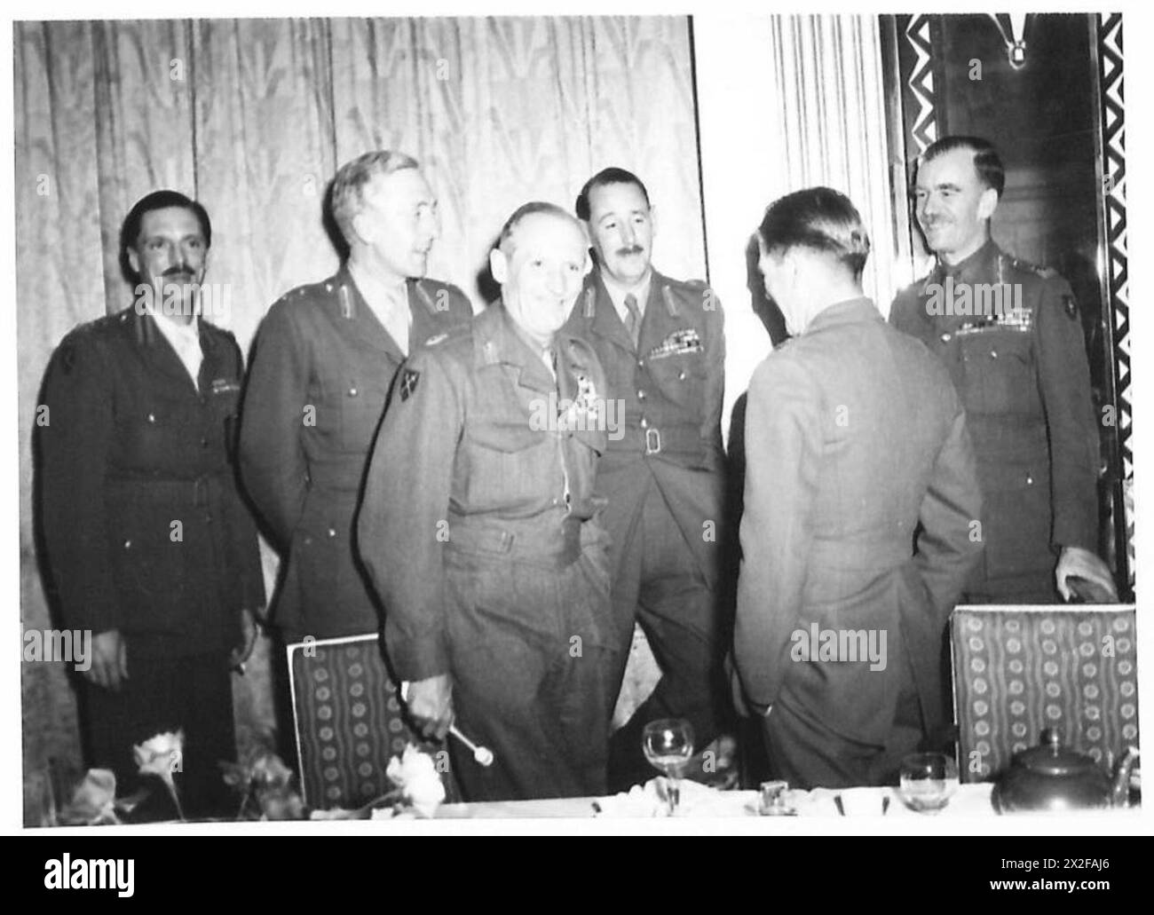 CENA EL ALAMEIN - Una serie di fotografie scattate durante la cena El Alamein tenutasi al Claridges Hotel, martedì 23 ottobre 1945, quando il feldmaresciallo Sir Bernard Montgomery presiedette e Winston Churchill fu uno degli ospiti dell'esercito britannico Foto Stock
