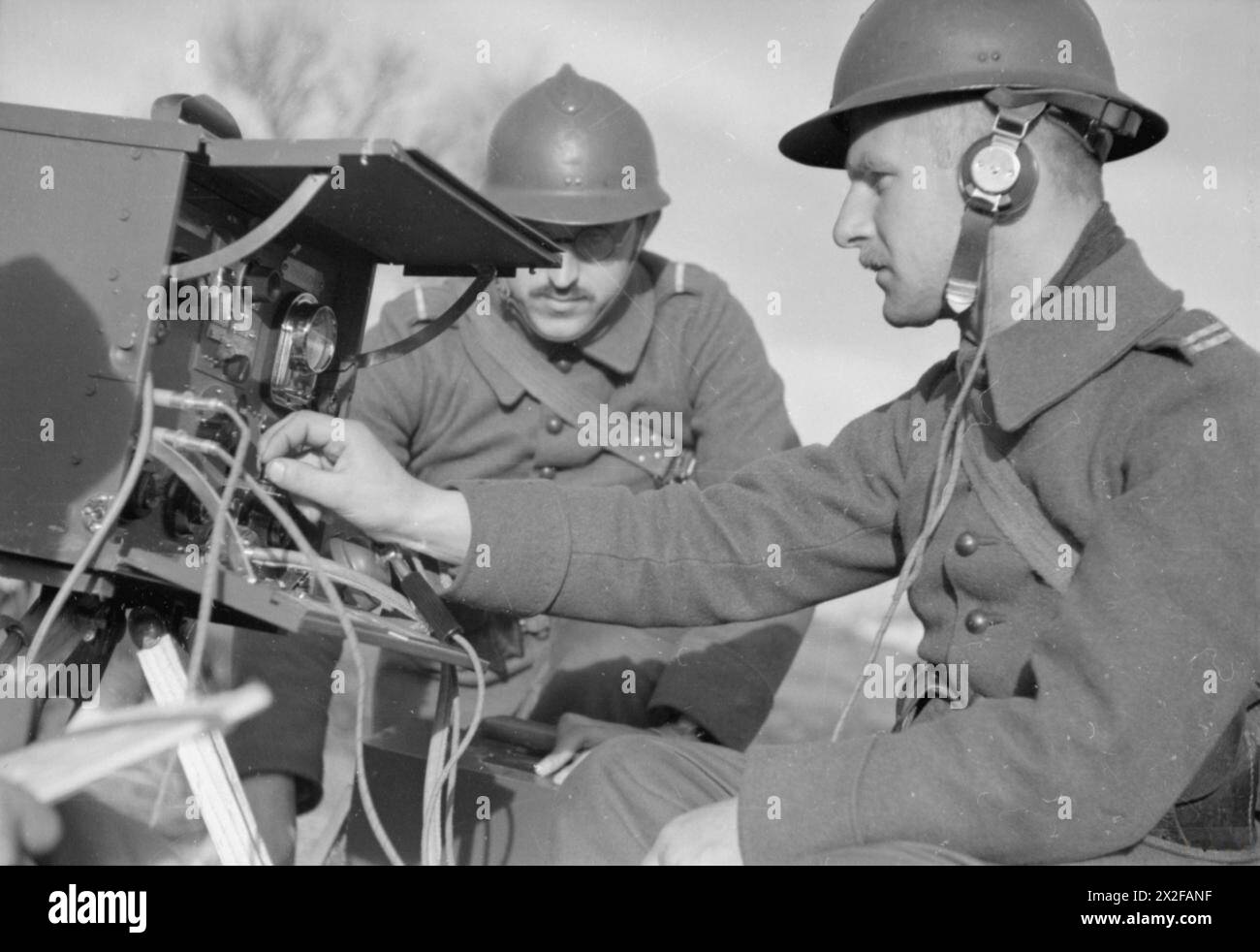 I firmatari della Brigata indipendente polacca dei fucilieri di Podhalan gestiscono un set wireless a Borkenes durante la campagna di Narvik, giugno 1940. Foto Stock
