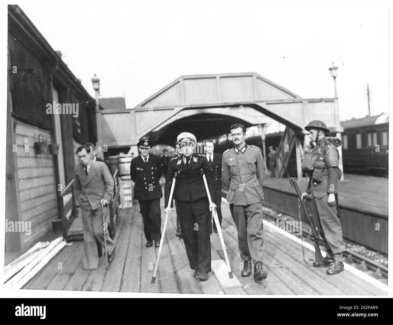 I prigionieri di guerra tedeschi possono passeggiare lungo la banchina per esercitarsi prima del rimpatrio, illustrando la gestione dei prigionieri di guerra e le attività di routine. Foto Stock
