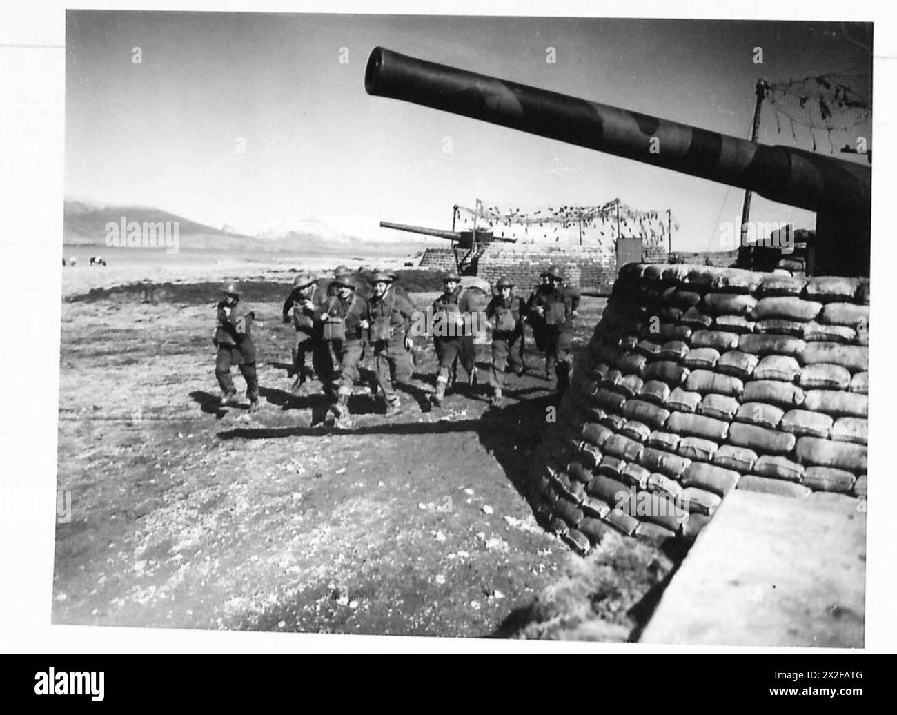 Un equipaggio dell'esercito britannico che operava un cannone navale da 6 pollici a Saurbaer Camp, Islanda, a guardia della costa durante un allarme. Foto Stock