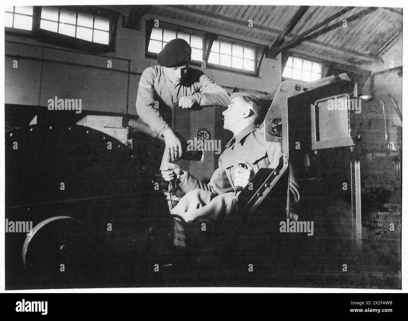Il Private Langley gestisce per la prima volta un moderno carro armato, ricevendo istruzioni da istruttori dell'esercito britannico sui comandi e la manovrabilità dei veicoli. Foto Stock Il Private Langley gestisce per la prima volta un moderno carro armato, ricevendo istruzioni da istruttori dell'esercito britannico sui comandi e la manovrabilità dei veicoli. Foto Stock