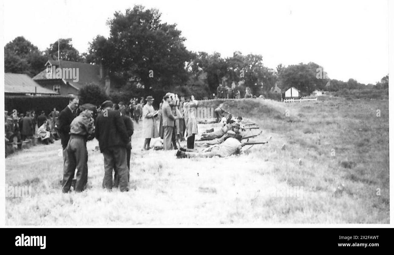 I volontari della difesa locale conducono esercitazioni di addestramento presso i campi di Bisley, dimostrando abilità di tiro e abilità operative sotto la supervisione dell'esercito britannico. Foto Stock