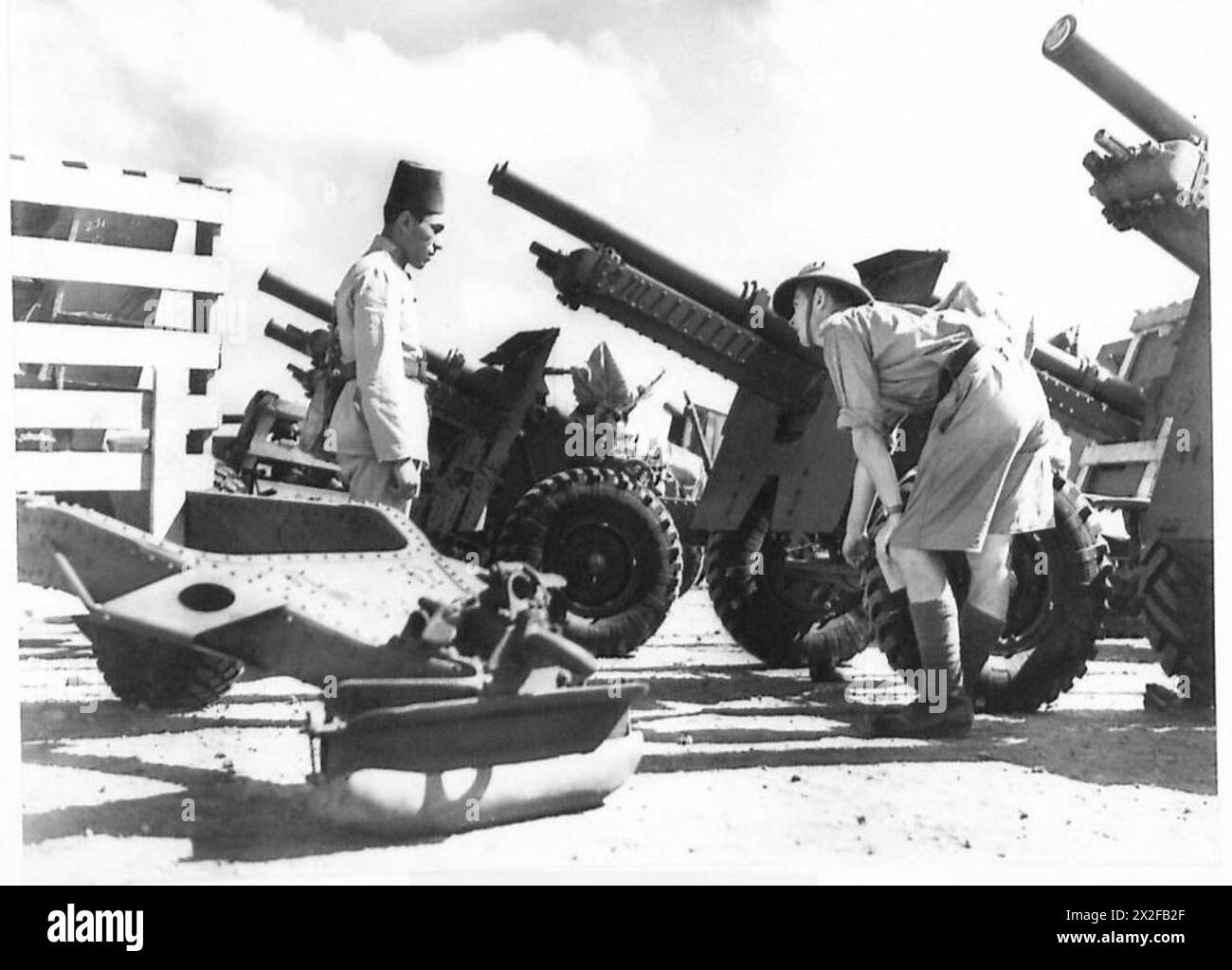 Un poliziotto egiziano osserva l'equipaggiamento militare appena arrivato in Egitto, illustrando l'ispezione e l'adozione di attrezzature da parte delle autorità locali. Foto Stock
