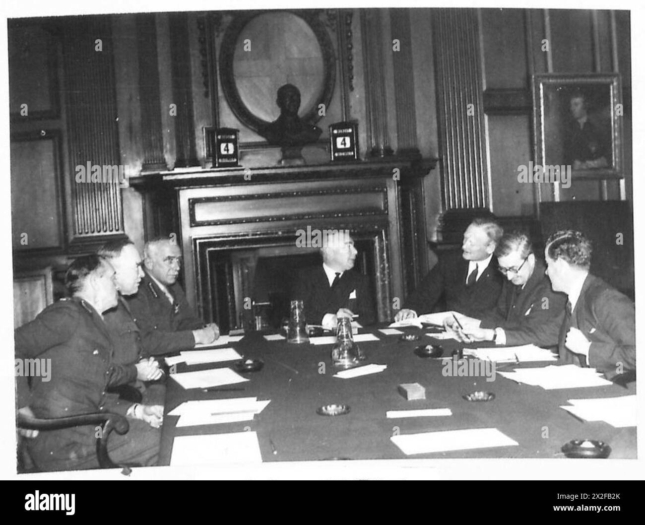 Il signor Hore-Belisha e il generale Sir Edmund Ironside sono raffigurati con i membri del Gabinetto di Guerra al War Office di Londra, durante l'amministrazione dell'esercito britannico. Foto Stock