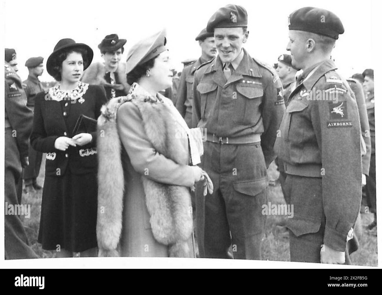 Il re, la regina e la principessa Elisabetta visitarono le truppe aviotrasportate, con la regina che parlò ai paracadutisti canadesi. Foto Stock