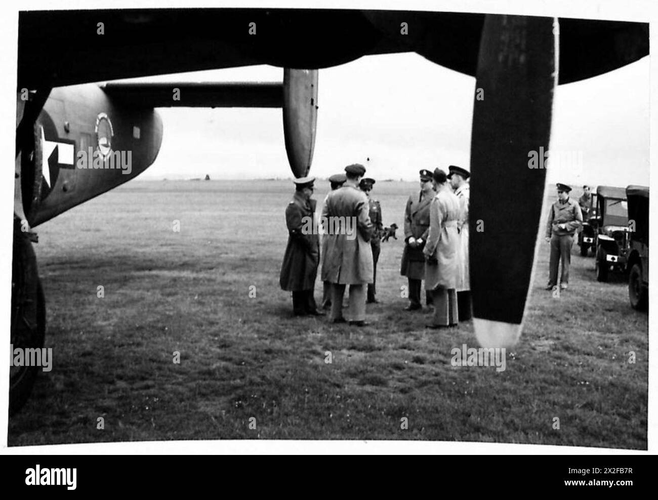 Gli ufficiali messicani visitano una mostra di paracadutisti dell'esercito britannico, fotografati accanto all'aereo Liberator che li ha trasportati all'aeroporto, evidenziando la cooperazione militare internazionale e l'osservazione delle operazioni aviotrasportate. Foto Stock