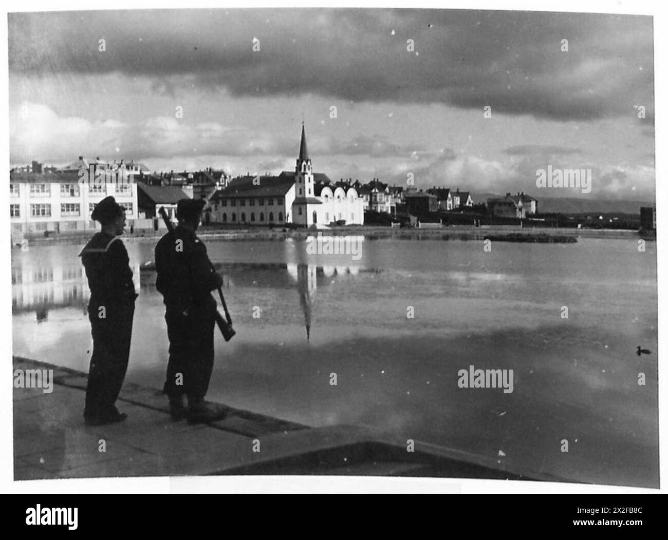 Le truppe britanniche e canadesi in Islanda osservano Reykjavik, inclusa una visione della Chiesa cattolica, durante le operazioni e la ricognizione. Foto Stock