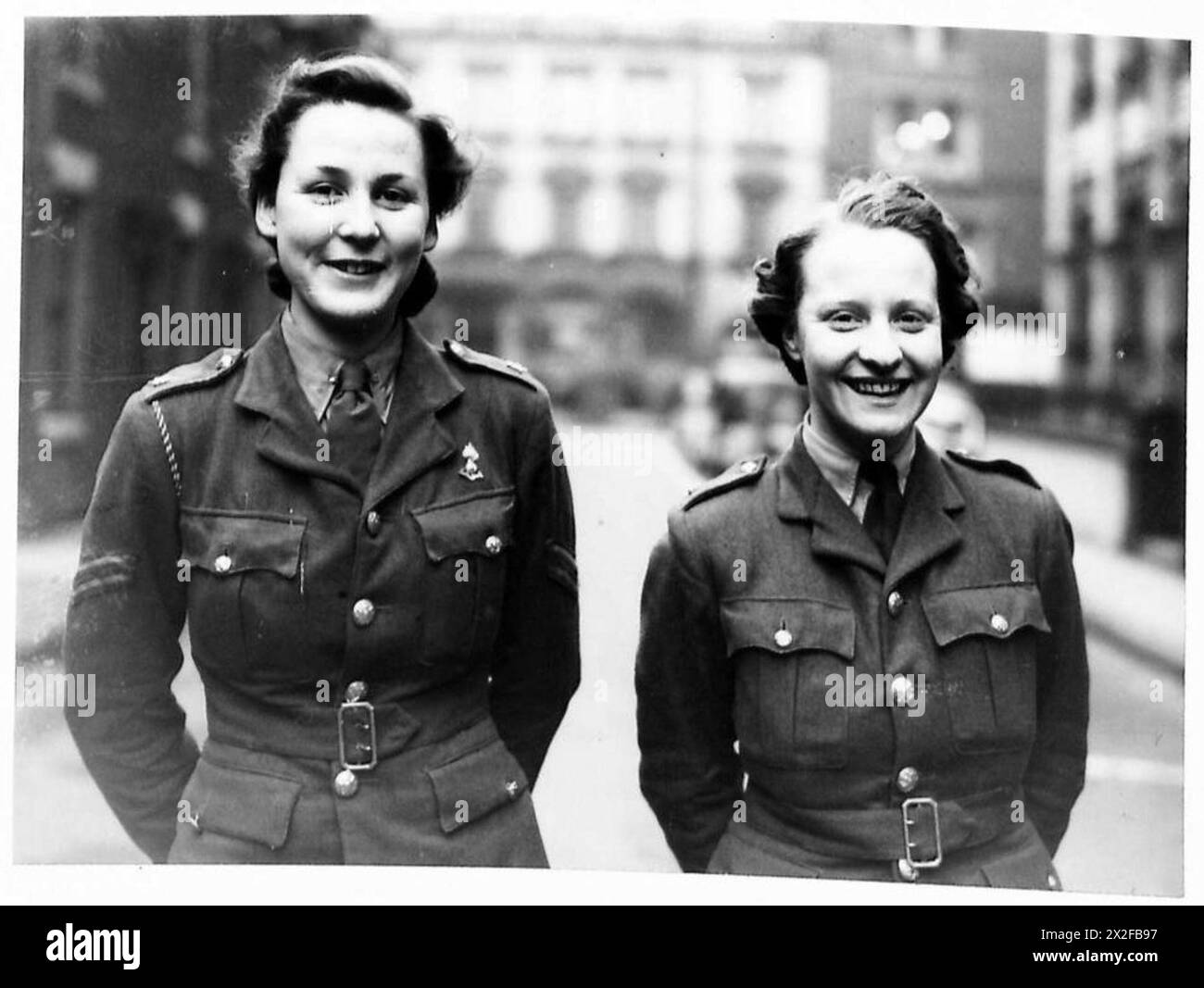 Il caporale B.M. Denton e il caporale C.W. Shipston dell'ATS sono raffigurati chiacchierare al Army Recruiting Centre di Middlesbrough, Northern Command. Foto Stock