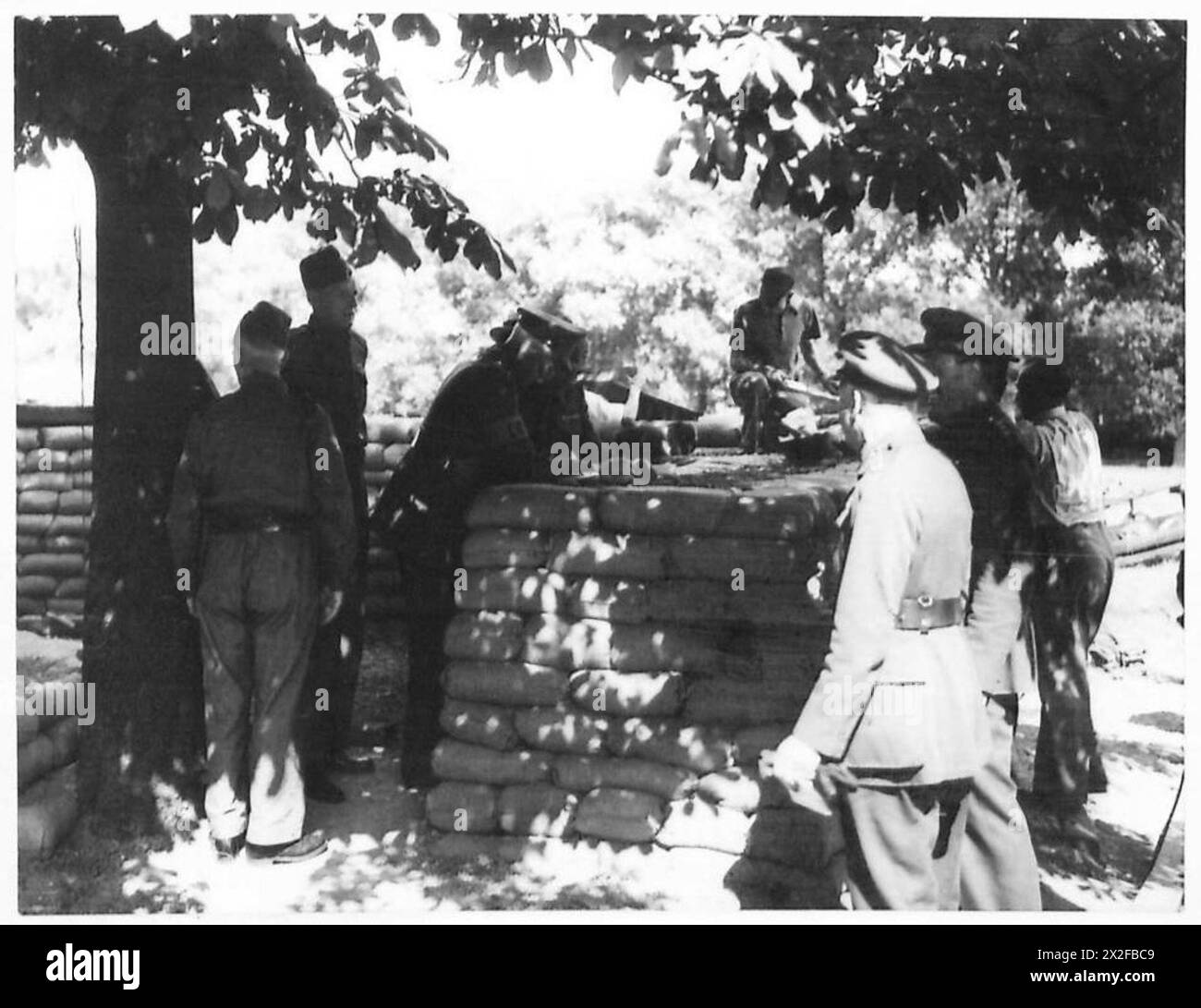 Il generale Sir Cecil Pereira ispeziona i volontari della difesa locale della "N" Company mentre costruiscono e mantengono posti difensivi. Foto Stock