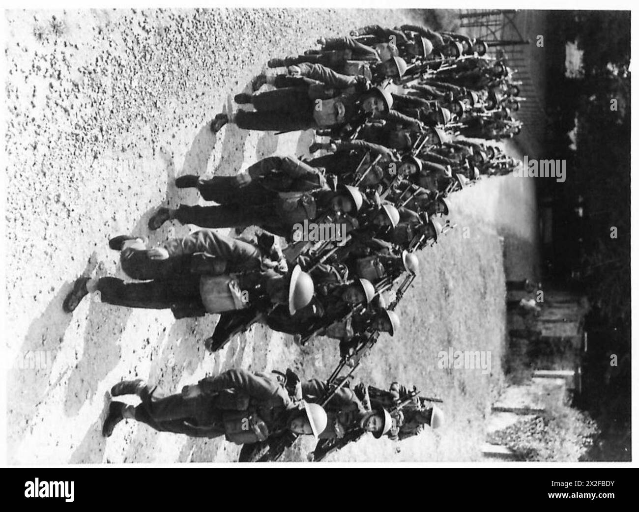 ROYAL SCOTS FUSILIERS CON EQUIPAGGIAMENTO MODERNO - membri della R.E.F. che marciano con i loro cannoni Bren per l'addestramento mattutino dell'esercito britannico Foto Stock