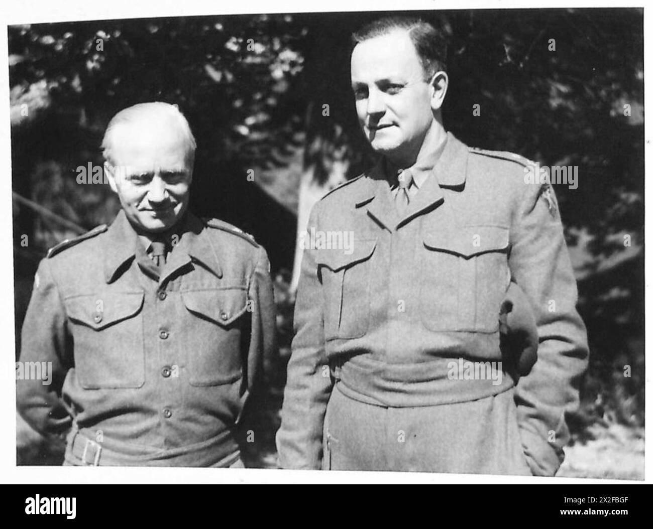 Il tenente colonnello P. Saunders e il tenente colonnello A. Beer sono ufficiali del 21st Army Group, illustrando la leadership e la struttura di comando dell'esercito britannico. Foto Stock
