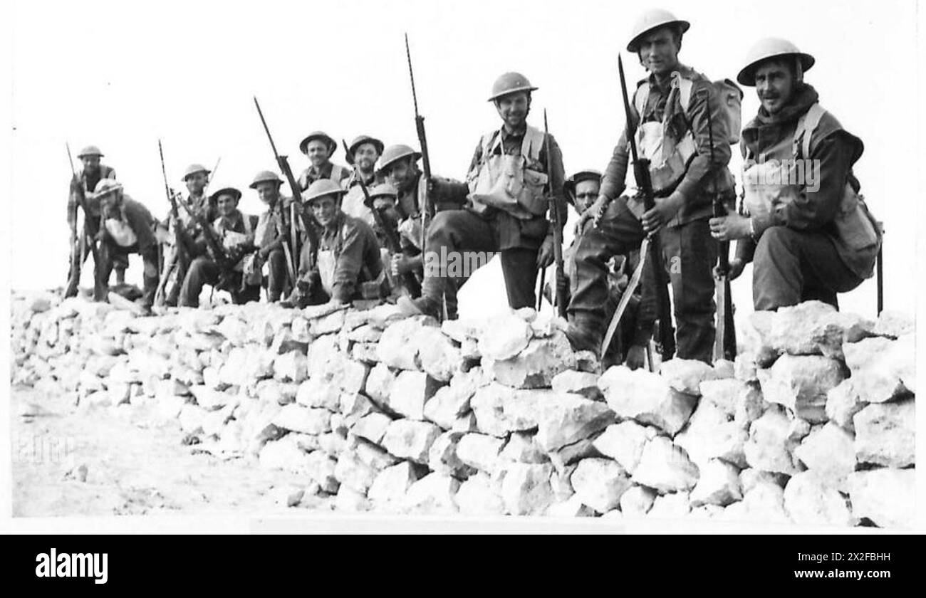 La fanteria australiana catturò tre generali italiani e il loro personale presso il Wadi vicino a Bardia durante le operazioni. Foto Stock
