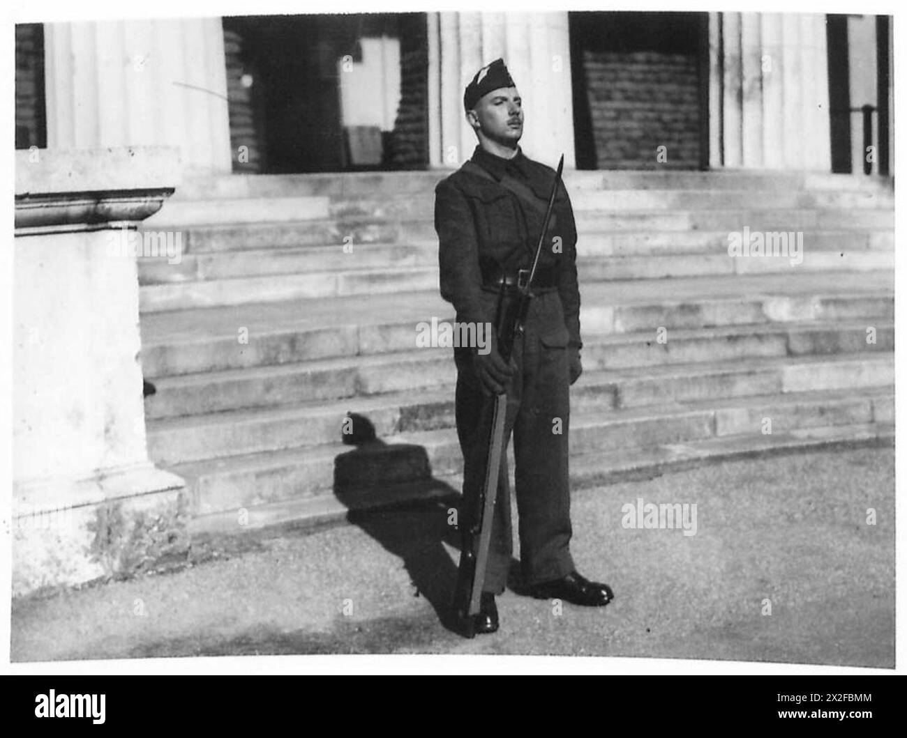 I cadetti svolgono compiti di guardia durante gli esercizi di addestramento su Sandhurst Grounds, praticando disciplina e procedure militari sotto la supervisione dell'esercito britannico. Foto Stock