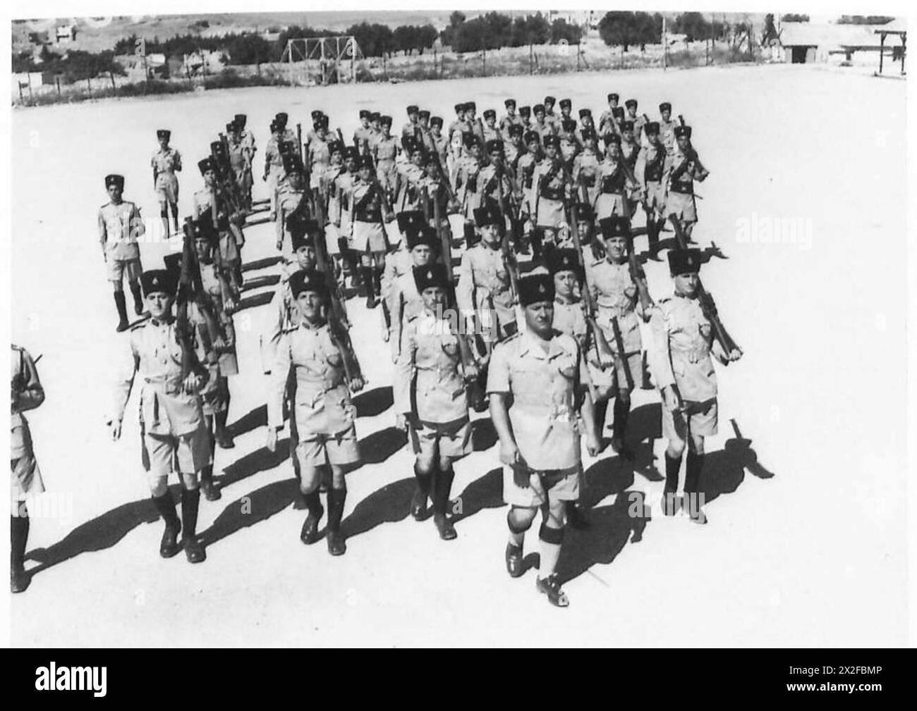 Le reclute della polizia palestinese partecipano a una sfilata di svenimento in uniformi di abbigliamento, dimostrando disciplina e completamento dell'addestramento sotto la supervisione dell'esercito britannico. Foto Stock