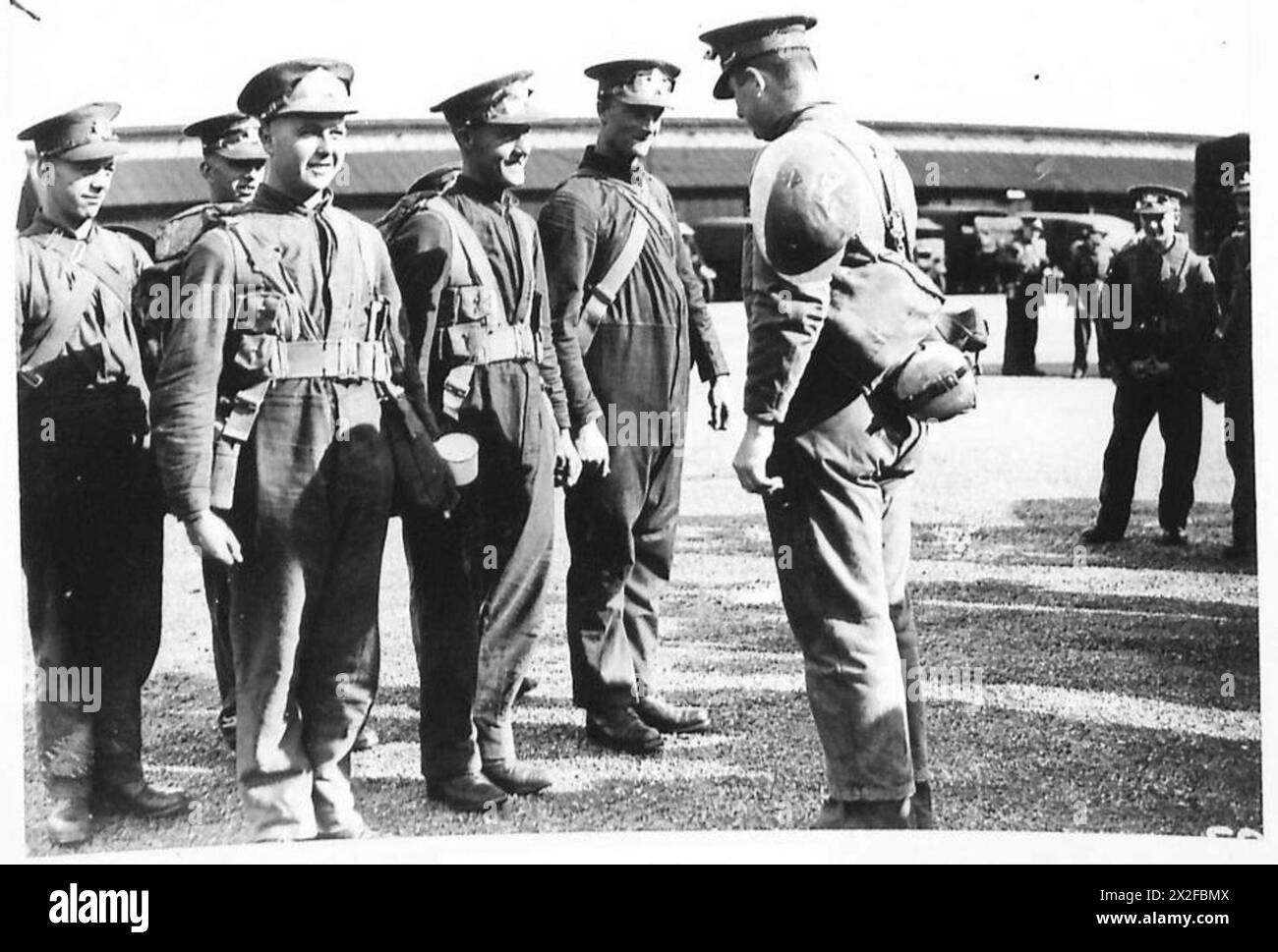 I conducenti della Royal Artillery vengono ispezionati, mostrando le loro uniformi, veicoli e prontezza operativa all'interno dell'esercito britannico. Foto Stock