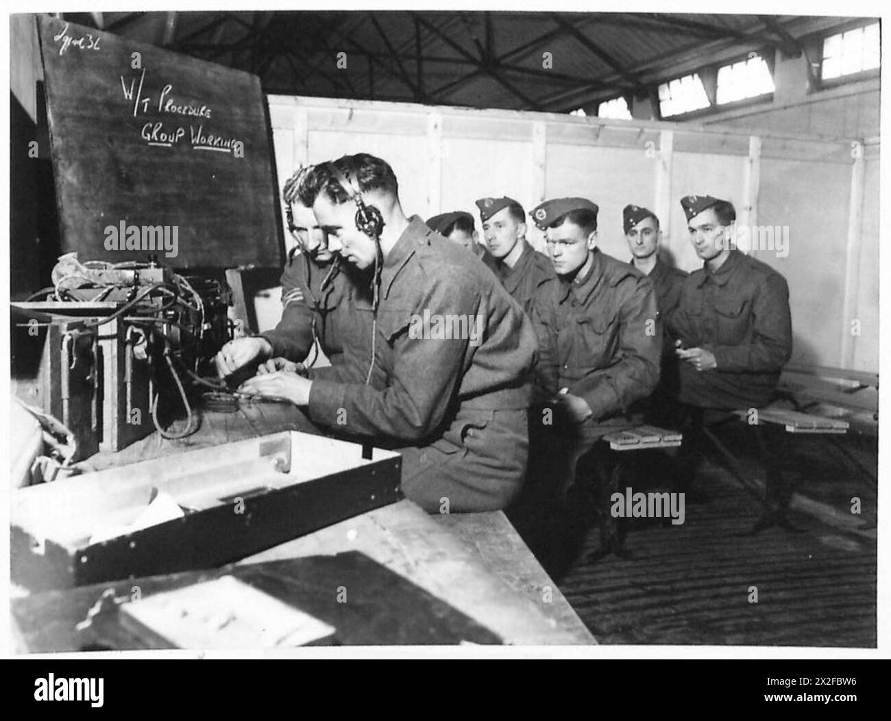 Langley privato si allena nella comunicazione wireless come parte dell'istruzione di base dei soldati nell'esercito britannico. Foto Stock Langley privato si allena nella comunicazione wireless come parte dell'istruzione di base dei soldati nell'esercito britannico. Foto Stock