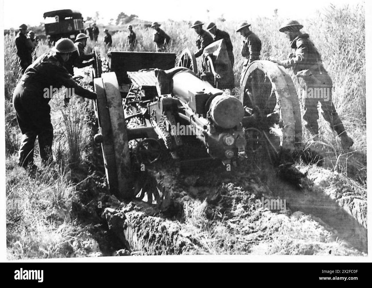 Le reclute osservano e si addestrano con obici da sei pollici spostati su terreni difficili come parte degli esercizi di addestramento dell'artiglieria dell'esercito britannico. Foto Stock