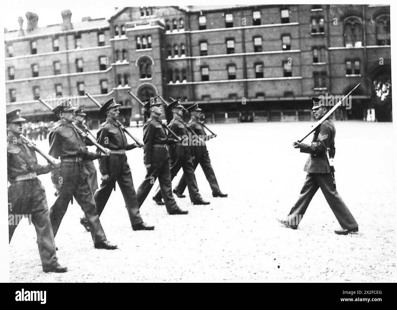 Le nuove reclute dell'esercito britannico marciano in linea durante l'addestramento, illustrando la disciplina, il coordinamento e le procedure di esercitazione per le unità di fanteria. Foto Stock