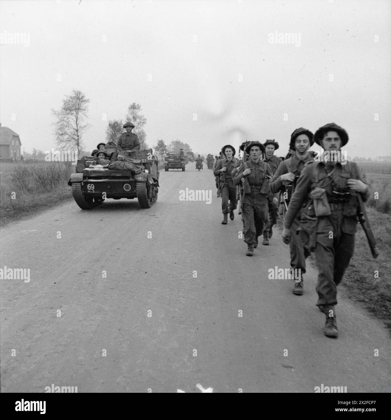 La fanteria e le portaerei del 2nd Argyll e Sutherland Highlanders avanzarono verso Tilburg, Paesi Bassi, il 27 ottobre 1944 come parte delle operazioni dell'Europa nordoccidentale. Foto Stock